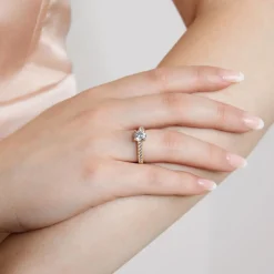 Goldener Verlobungsring mit Diamanten, gravierbar BDR0005-GSL