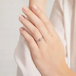 Zirkoniabesetzter Verlobungsring aus 9K Weißgold VR0457